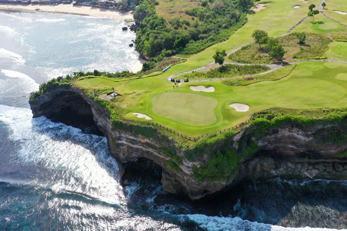 Golfové hřiště na vápencových útesech Bukitu nad oceánem